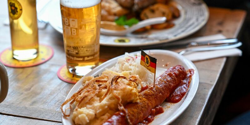 Wird die Currywurst günstiger, wenn die Mehrwertsteuer für Speisen in der Gastronomie sinkt? (Symbolbild) - Foto: Jens Kalaene/dpa