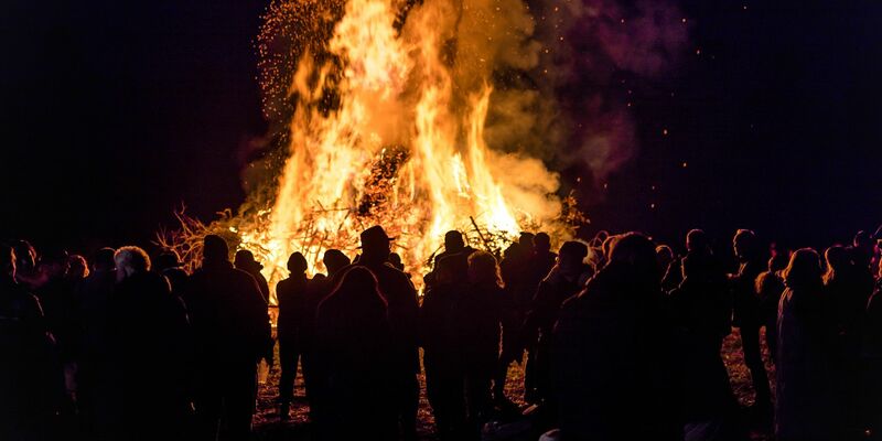 Osterfeuer können gesundheitsschädlich sein. (Archivbild) - Foto: Frank Hammerschmidt/dpa