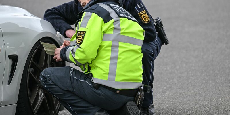In mehreren Bundesländern will die Polizei am Karfreitag wieder verstärkt auf Straßen kontrollieren. (Archivbild) - Foto: Felix Kästle/dpa