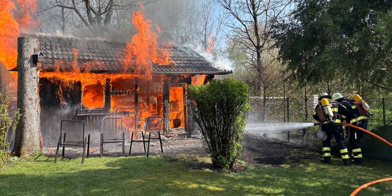 FW-M: Gartenhütte brennt nieder (Feldmoching) - Foto: presseportal.de