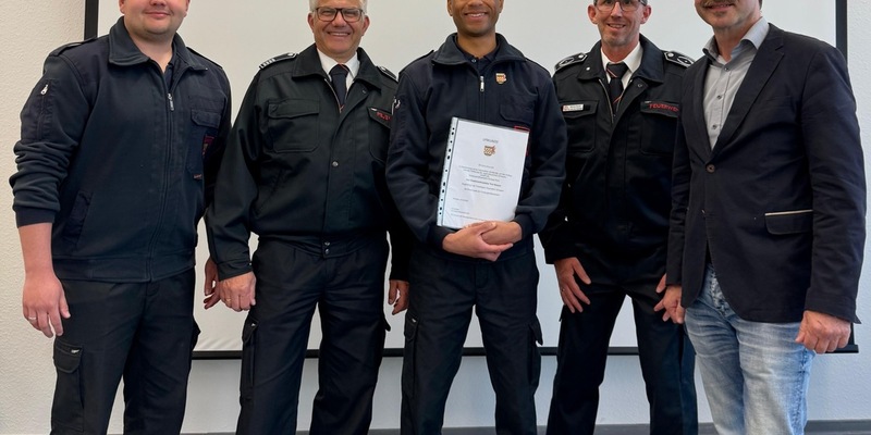 FW-EN: Besondere Ehrung für Stadtjugendfeuerwehrwart Tom Noquer - Bürgermeister Langhard gratuliert! - Foto: presseportal.de