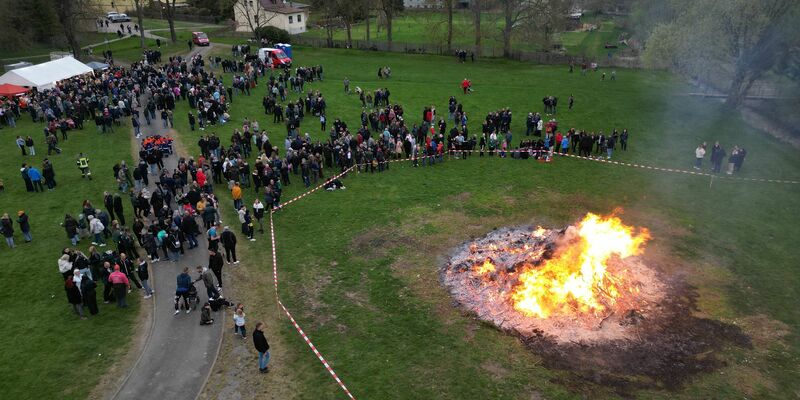 Das Wetter dürfte bei Osterfeuern mitspielen. - Foto: Matthias Bein/dpa