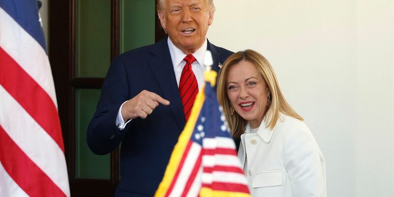US-Präsident Trump und Italiens Ministerpräsidentin Meloni präsentierten sich am Donnerstag als ziemlich beste Freunde. - Foto: Tom Brenner/AP/dpa