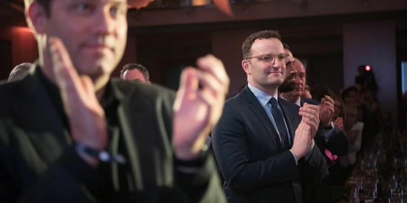 SPD-Chef Klingbeil kritisiert die von Unionsfraktionsvize Spahn angestoßene Debatte über den Umgang mit der AfD im Bundestag. (Archivfoto) - Foto: Jörg Carstensen/dpa