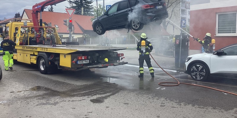 FW-M: Pkw hochgehoben und abgelöscht (Moosach) - Foto: presseportal.de