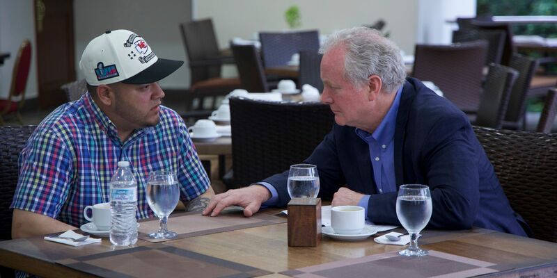Senator Van Hollen spricht erstmals mit dem abgeschobenen Kilmar Ábrego García - später sollen «Margarita-Gläser» aufgetaucht sein.  - Foto: Uncredited/Press Office Senator Van Hollen/AP/dpa