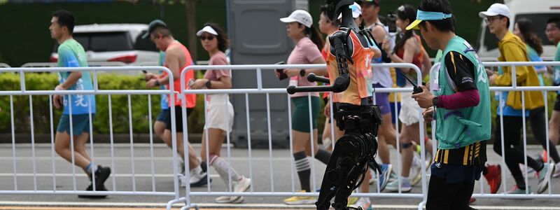 Peking hielt im April einen Halbmarathon mit Robotern ab. (Archivbild)  - Foto: Johannes Neudecker/dpa