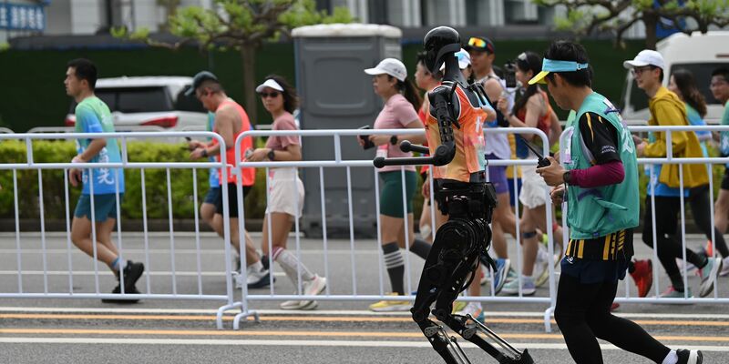 Die Laufstrecke der Roboter war von jener der Menschen getrennt.  - Foto: Johannes Neudecker/dpa