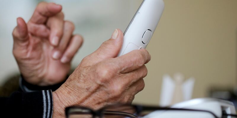 Immer wieder fallen Menschen auf Kriminelle am Telefon herein. (Symbolbild) - Foto: Roland Weihrauch/dpa