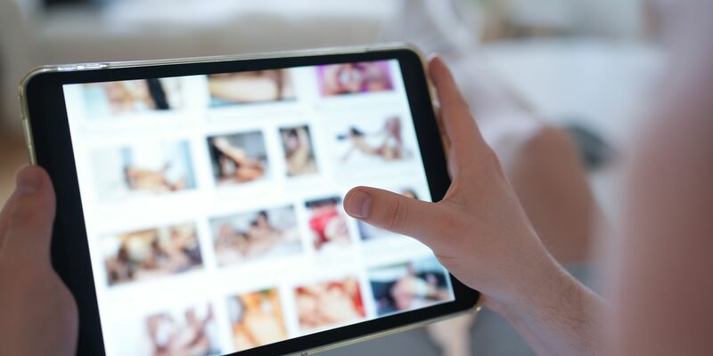 Telefonica muss den Zugang seiner Kunden zu zwei großen Pornoseiten vorerst gesperrt lassen. (Symbolbild) - Foto: Marcus Brandt/dpa