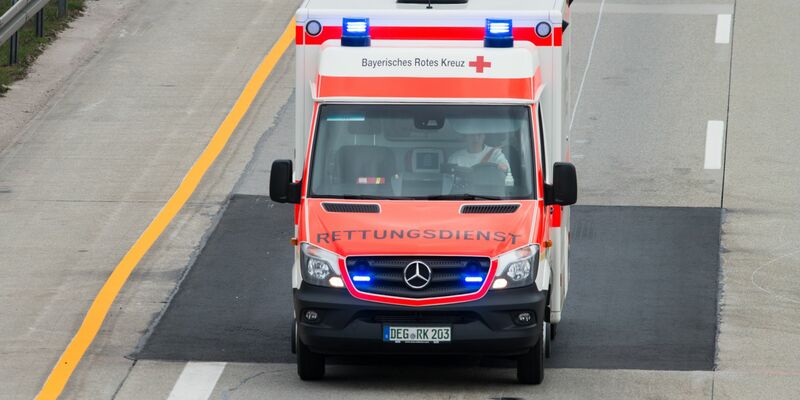 Die Rettungskräfte brachten den Mann in ein Krankenhaus. (Symbolbild) - Foto: Armin Weigel/dpa