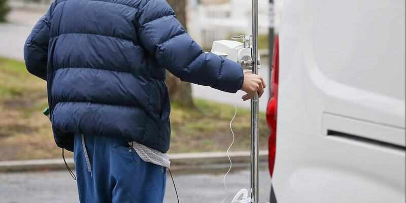 Patient mit Infusionsständer (Archiv) - Foto: über dts Nachrichtenagentur