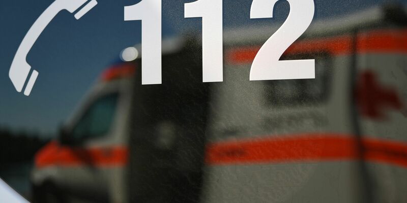 Der Mann stürzte aus etwa 10 Metern Höhe. (Symbolbild) - Foto: Patrick Seeger/dpa