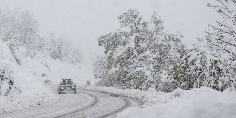 Nach dem starken Schneefall normalisiert sich die Lage in der Schweiz - Foto: Alessandro Della Valle/KEYSTONE/dpa