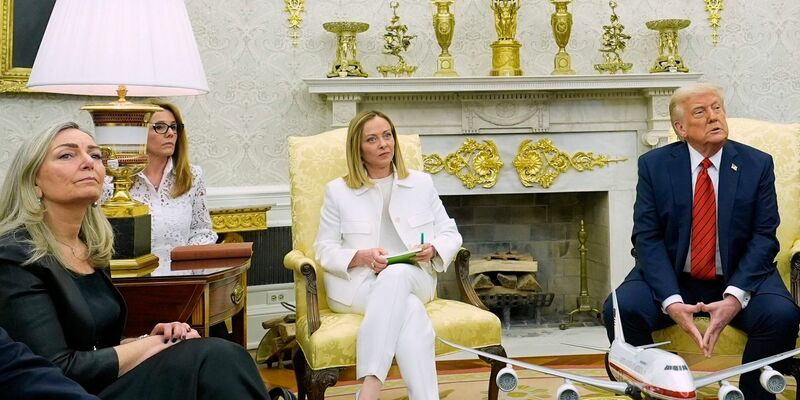 Die italienische Übersetzerin Valentina Maiolini-Rothbacher (2. von links) hatte im Weißen Haus einen Aussetzer. - Foto: Alex Brandon/AP/dpa
