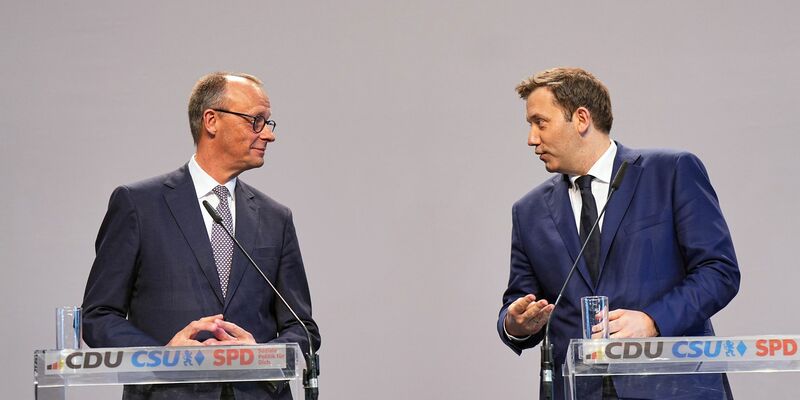 CDU-Chef Merz und SPD-Chef Klingbeil schließen Steuererhöhungen nicht für immer aus. (Archivbild) - Foto: Michael Kappeler/dpa