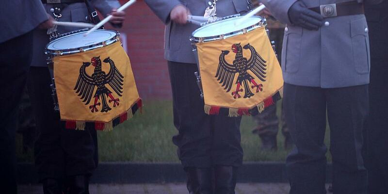 Bundeswehr-Soldaten beim Großen Zapfenstreich (Archiv) - Foto: über dts Nachrichtenagentur