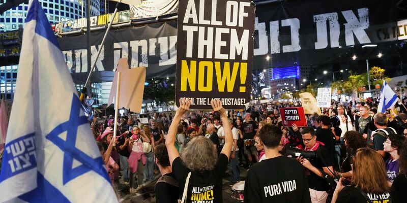 In Israel demonstrierten Tausende für eine sofortige Freilassung aller Geiseln aus der Gewalt der Hamas.  - Foto: Ariel Schalit/AP/dpa
