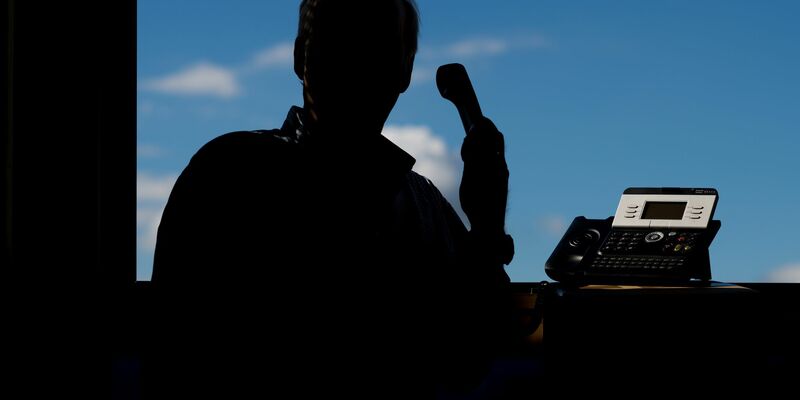 Manche Verbraucher wissen nicht, dass sie am Telefon einen Vertrag abgeschlossen haben. (Symbolbild) - Foto: Julian Stratenschulte/dpa