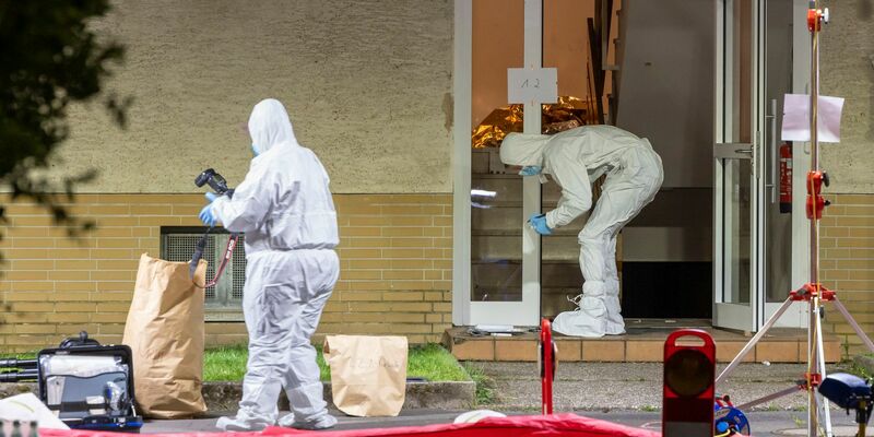 Nach der Tat in Bad Nauheim sicherte die Polizei Spuren. - Foto: Helmut Fricke/dpa