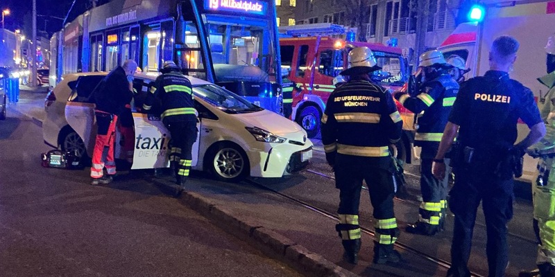 FW-M: Taxi und Straßenbahn treffen sich (Ludwigsvorstadt) - Foto: presseportal.de
