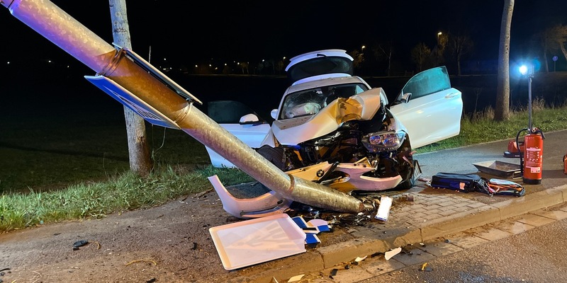 LPI-SHL: Vollbesetzter Pkw kracht in Fußgängerüberweg - Foto: presseportal.de