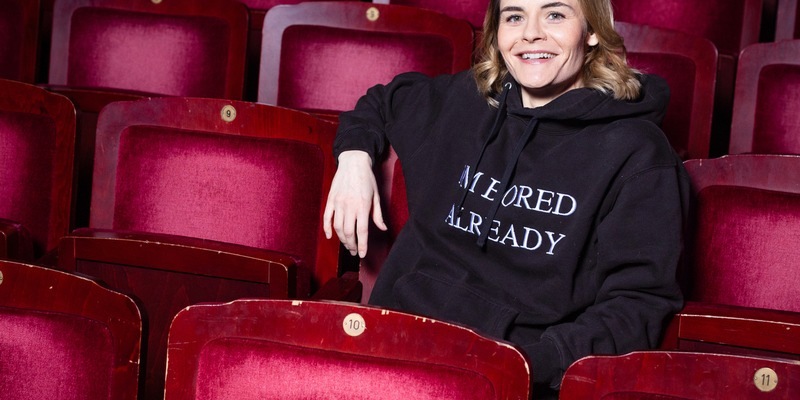 Hazel Brugger: Ich würde mich gern dreiteilen / Erst Akne, dann Schuppenflechte: Im Gespräch mit der Apotheken Umschau erklärt die Comedian, was Stress mit ihren Hautkrankheiten zu tun hat - Foto: presseportal.de