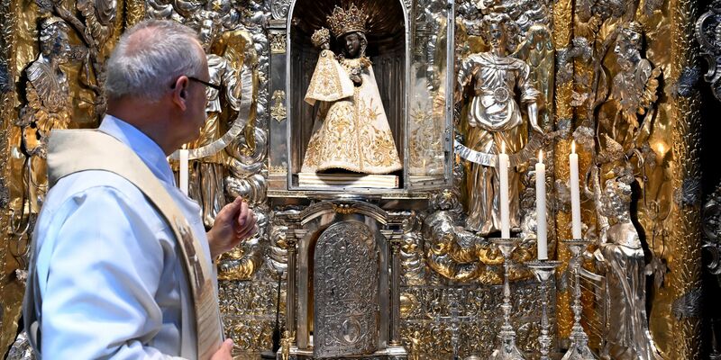 Rund 30 Kleider - sogenannte Gnadenröcklein - zählen zur Garderobe der Schwarzen Madonna.  - Foto: Felix Hörhager/dpa