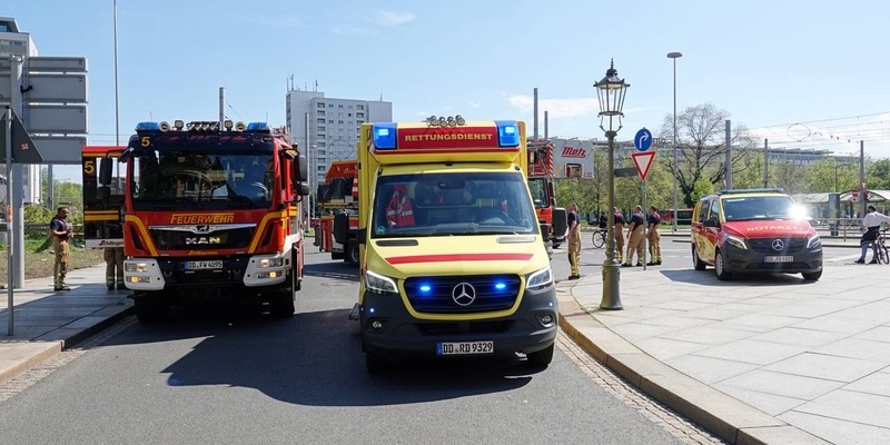 FW Dresden: Personen stürzt in Schacht - erfolgreiche Rettung des Schwerverletzten - Foto: presseportal.de