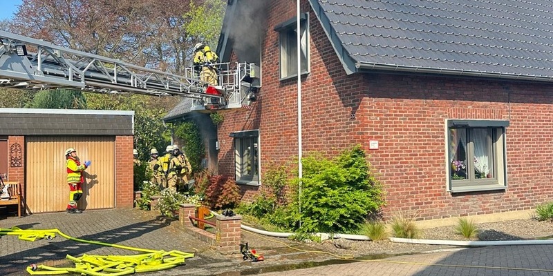 FW Xanten: Wohnhausbrand in Xanten-Marienbaum - Eine Person lebensgefährlich verletzt gerettet - Foto: presseportal.de