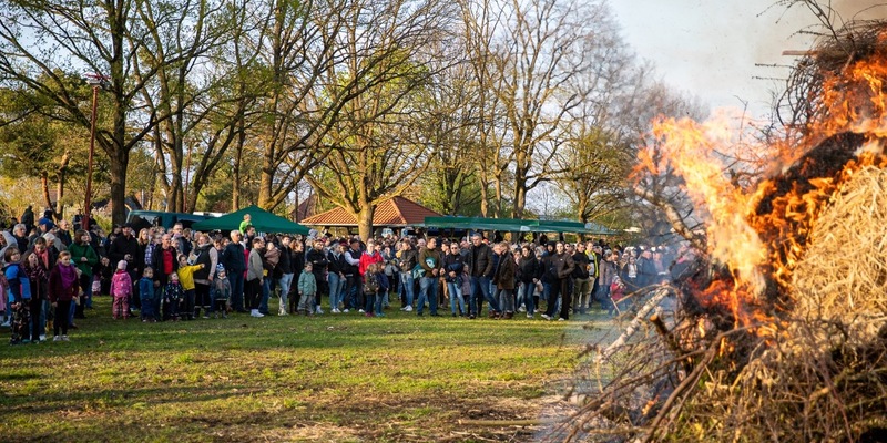 FW Wathlingen: Stimmungsvolles Osterfeuer in Großmoor bei bestem Wetter - Foto: presseportal.de