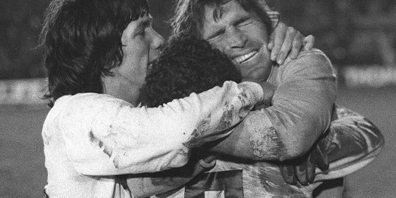 Hugo Gatti (r) feiert 1977 den Sieg im Elfmeterschießen in der Copa Libertadores. - Foto: Eduardo Di Baia/AP/dpa