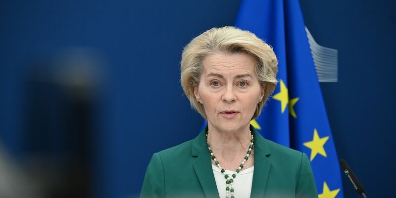 Papst Franziskus habe mit seiner Bescheidenheit und seiner aufrichtigen Liebe für die weniger Glücklichen Millionen Menschen inspiriert, sagte EU-Kommissionspräsidentin Ursula von der Leyen - Foto: Anna Ross/dpa