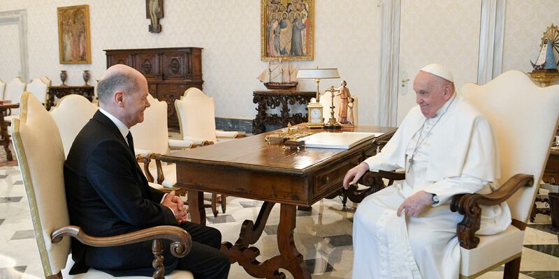 Franziskus empfing Kanzler Olaf Scholz zu einer Privataudienz. (Archivbild) - Foto: --/Vatican Media/dpa