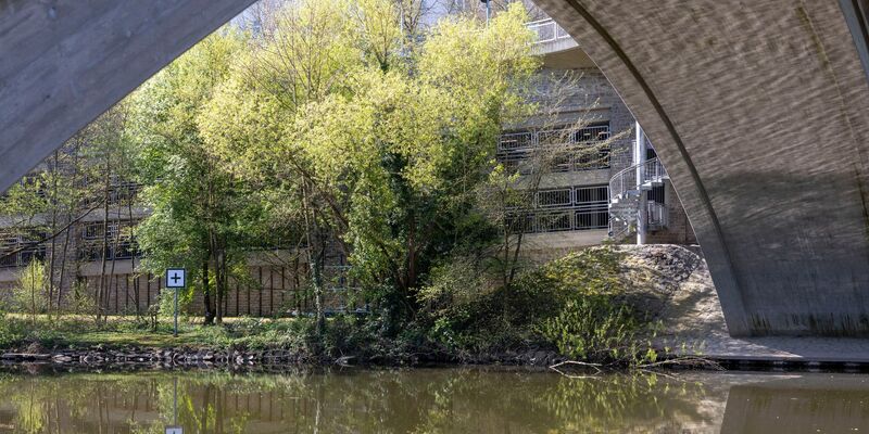 Der wochenlang vermisste Junge ist am Ostersonntag tot in der Lahn in Weilburg gefunden worden. Eine Obduktion hat nun ergeben, dass der Sechsjährige ertrunken ist.  - Foto: Helmut Fricke/dpa
