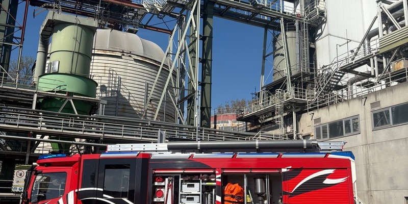 FW Horn-Bad Meinberg: Brand in Förderanlage eines holzverarbeitenden Betrieb am Ostermontag - aufwendige Löschmaßnahmen dauern 5 Stunden - Foto: presseportal.de