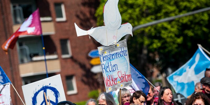 Die Teilnehmer der Ostermärsche - hier in Hamburg - wünschen sich weltweiten Frieden. Die Realität sieht anders aus. - Foto: Daniel Bockwoldt/dpa