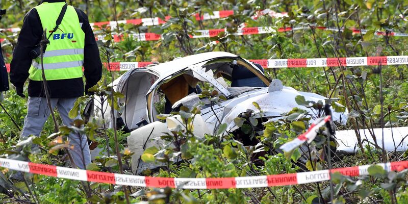 Bei Flugzeugabstürzen in Deutschland rücken Experten Bundesstelle für Flugunfall-Untersuchung (BFU) aus. (Archivbild)  - Foto: Uli Deck/dpa