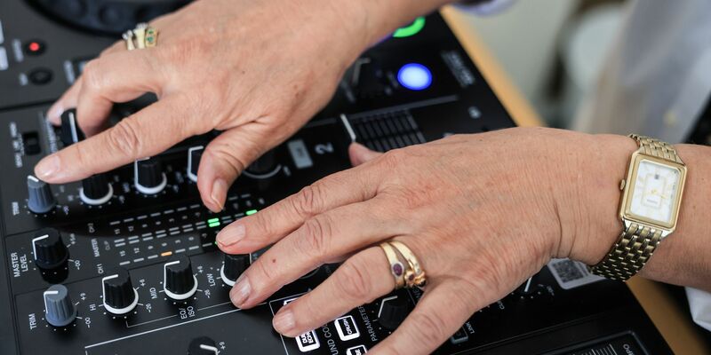 Als Inge Dobrinski tanzen ging, gab es noch keinen DJ. - Foto: Oliver Berg/dpa