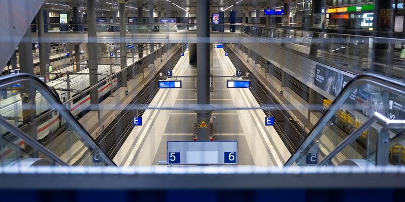 Noch am Wochenende fuhren hier keine Züge. (Archivbild) - Foto: Christophe Gateau/dpa