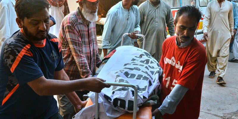 Bei dem Unfall starben 14 Menschen, darunter auch Kinder.  - Foto: Pervez Masih/AP/dpa