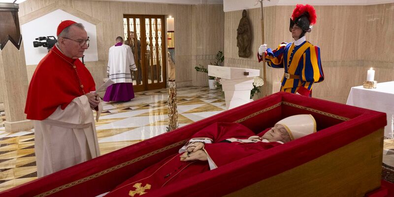 Franziskus wurde zunächst in der Kapelle seiner Residenz Santa Marta im Vatikan aufgebahrt. - Foto: Vatican Media/Vatican Media/AP/dpa