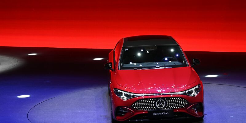 Mercedes Chef Ola Källenius vor dem Vision V - der Wagen soll ein Blick in die Zukunft von Vans der Marke Mercedes sein. - Foto: Johannes Neudecker/dpa