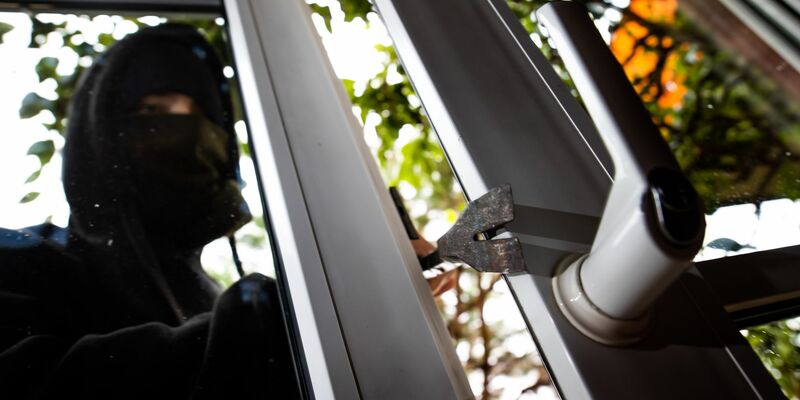 In Paderborn ist ein Einbrecher durch ein Fenster eingestiegen - und dann eingeschlafen. (Symbolbild) - Foto: Philipp von Ditfurth/dpa