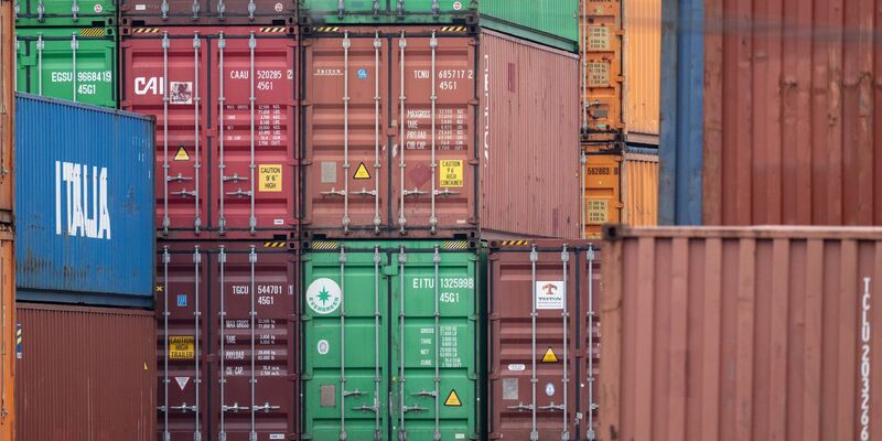 Für große Unsicherheit über die wirtschaftliche Entwicklung sorgen die Zollpolitik von US-Präsident Donald Trump und die Folgen für den Welthandel. (Symbolbild) - Foto: Marijan Murat/dpa