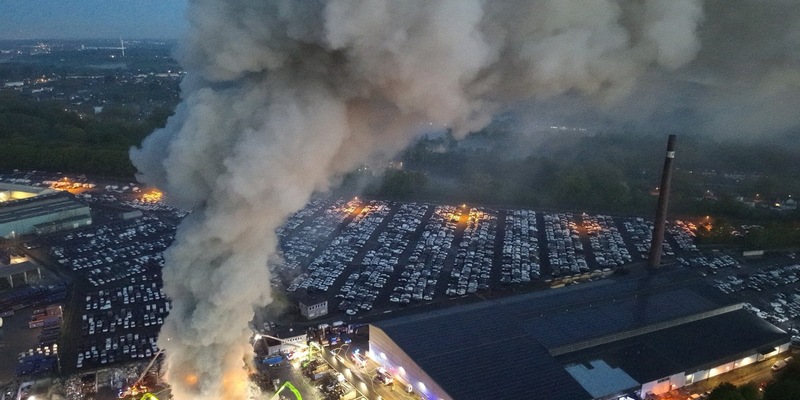 FW-E: Großbrand auf Schrottplatz - Abschlussmeldung - Foto: presseportal.de