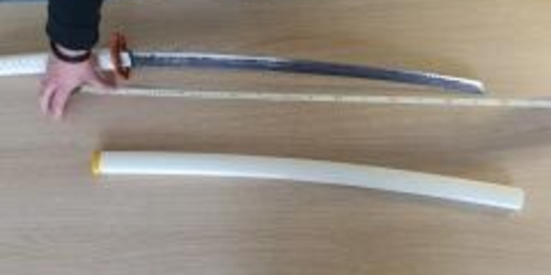 BPOL-FL: NMS - Junge läuft mit japanischem Langschwert in den Bahnhof; zum Spaß - Foto: presseportal.de