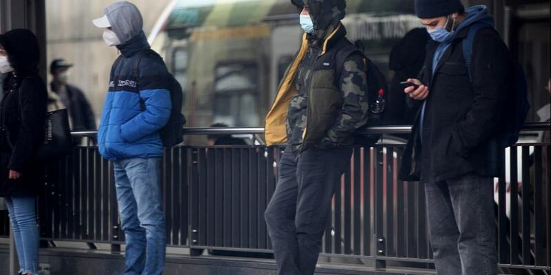 Menschen mit Maske (Archiv) - Foto: über dts Nachrichtenagentur