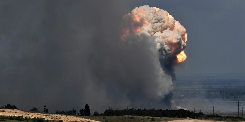 Russische Arsenale gehören zu den Hauptzielen ukrainischer Angriffe - im jüngsten Fall soll aber fahrlässiger Umgang mit Munition an den Explosionen schuld sein. (Archivbild) - Foto: Viktor Korotayev/Kommersant Publishing House/AP/dpa