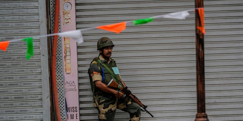 Ein indischer Soldat bewacht ein Gebäude am indischen Unabhängigkeitstag im indisch kontrollierten Kaschmir. (Archivbild) - Foto: Mukhtar Khan/AP/dpa